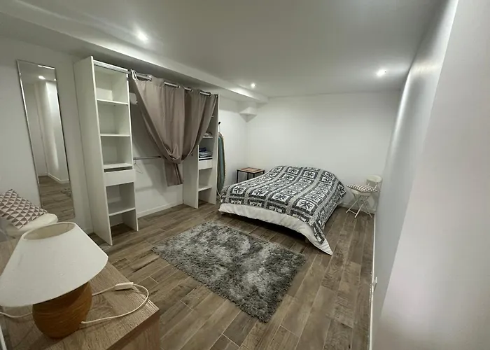 Proche De La Riviere Et De La !